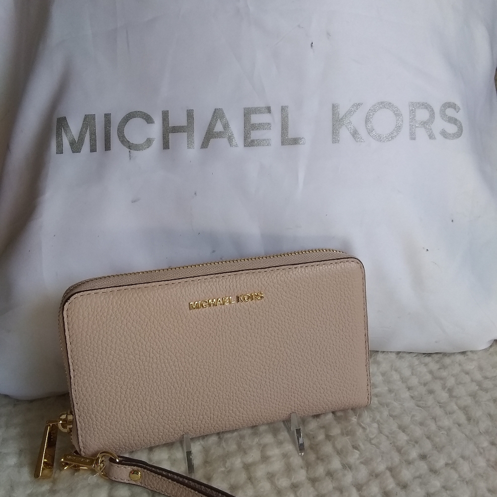 Michael Kors Leather Wristlet in Soft Pink
